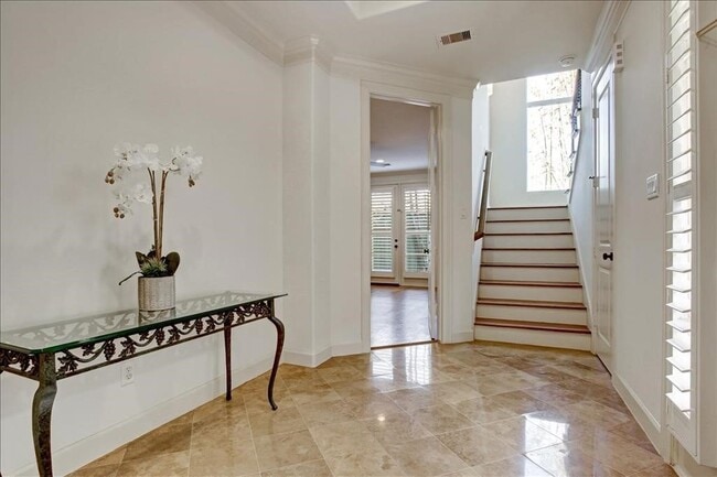 Building Photo - 2318 Welch St