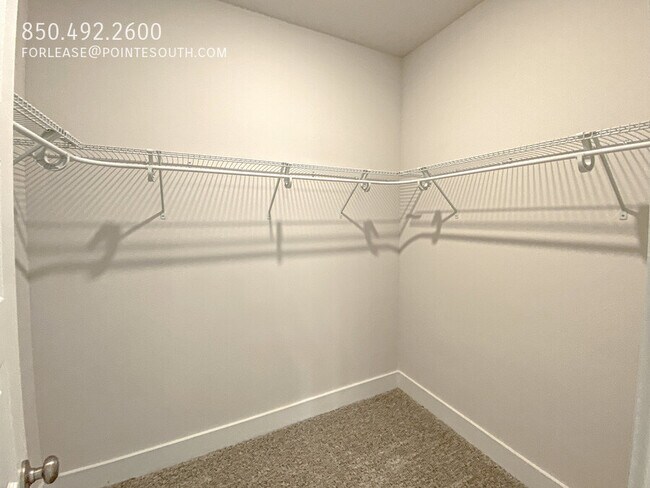 Building Photo - 10078 Lakeview Dr