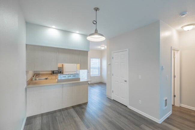 Building Photo - Stylish 2-Bedroom Condo Near OSU – Spaciou...