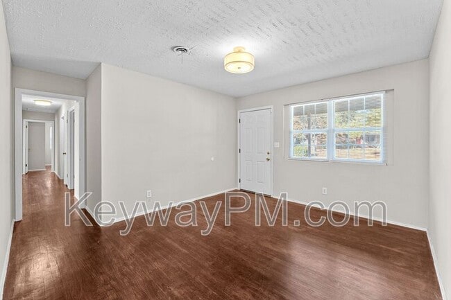 Building Photo - 2021 Fernwood Cir