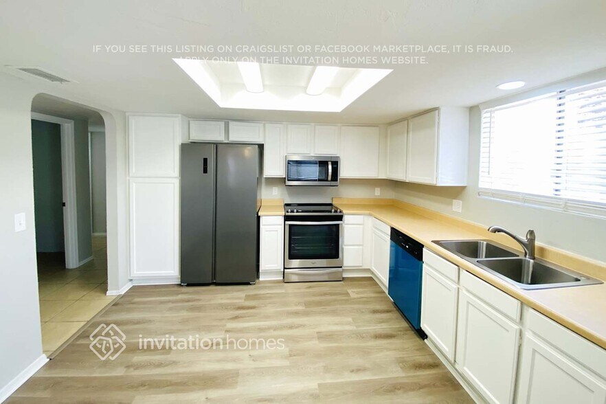 Building Photo - 1208 W Sand Hills Ct