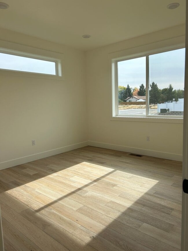 Building Photo - Gorgeous Custom Condo in Hamilton