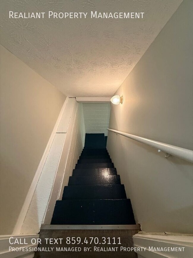 Building Photo - 223 Tanbark Dr