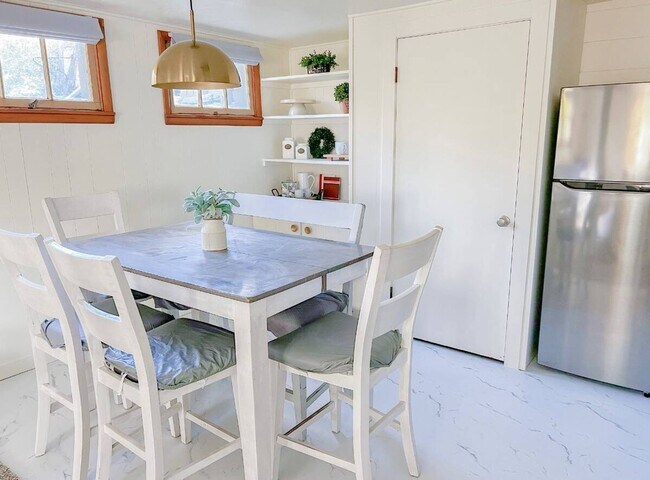 Building Photo - Modern 4 bed/2 bath with Mountain Views and a Fenced Backyard