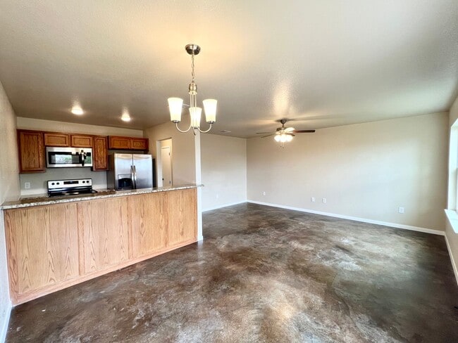 Building Photo - ~3 bedroom, 2.5 bath with balcony and priv...