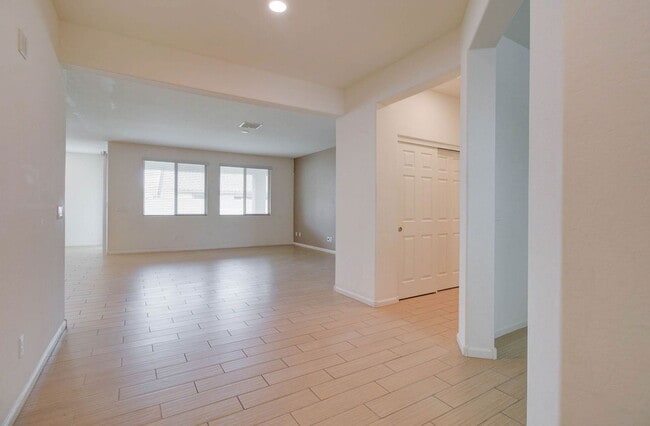 Building Photo - 1106 E Regent Dr