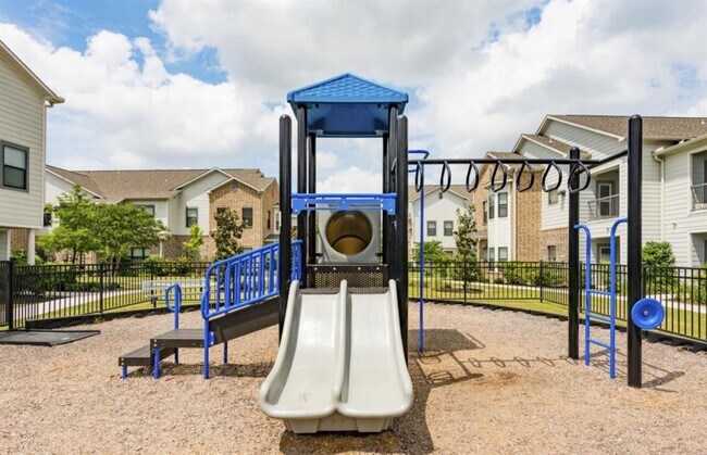 Building Photo - 2101 Kingsley Dr