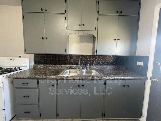 Building Photo - 137 SE 1st St