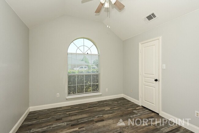 Building Photo - 3 BR/2BA & Den | Single Family Home | 2-Car Garage | Fenced backyard