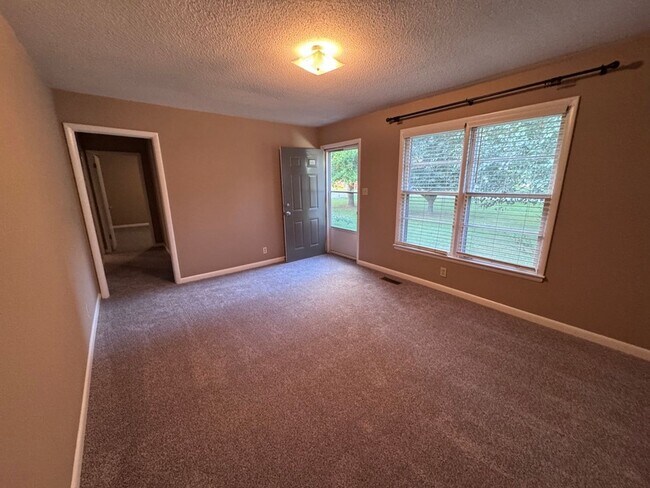 Building Photo - 2 Bedroom, 1 Bath House In Outskirts of Co...