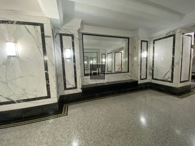 Building Photo - 140 W 55th St