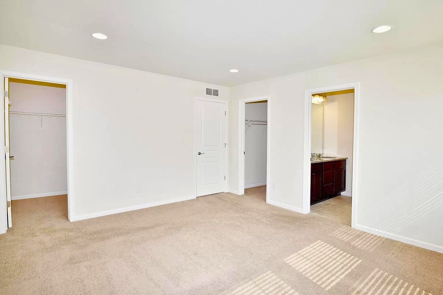 Building Photo - 863 Barclay Cir