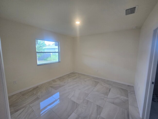 Building Photo - LARGE 3/2/1 -Duplex, prime Location-Lehigh Acres