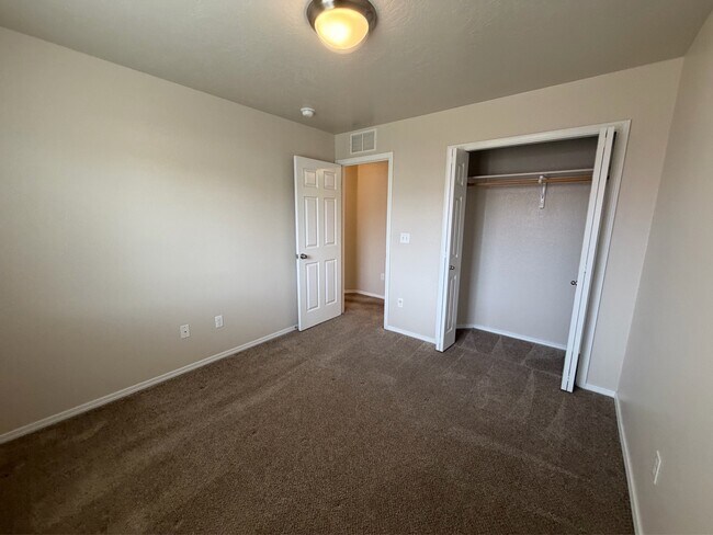 Building Photo - 108 NE Malad Ct