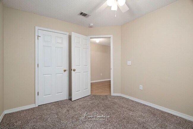 Building Photo - 4718 Lemoyne Vista