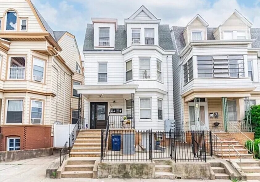 Building Photo - 261 Ridge St