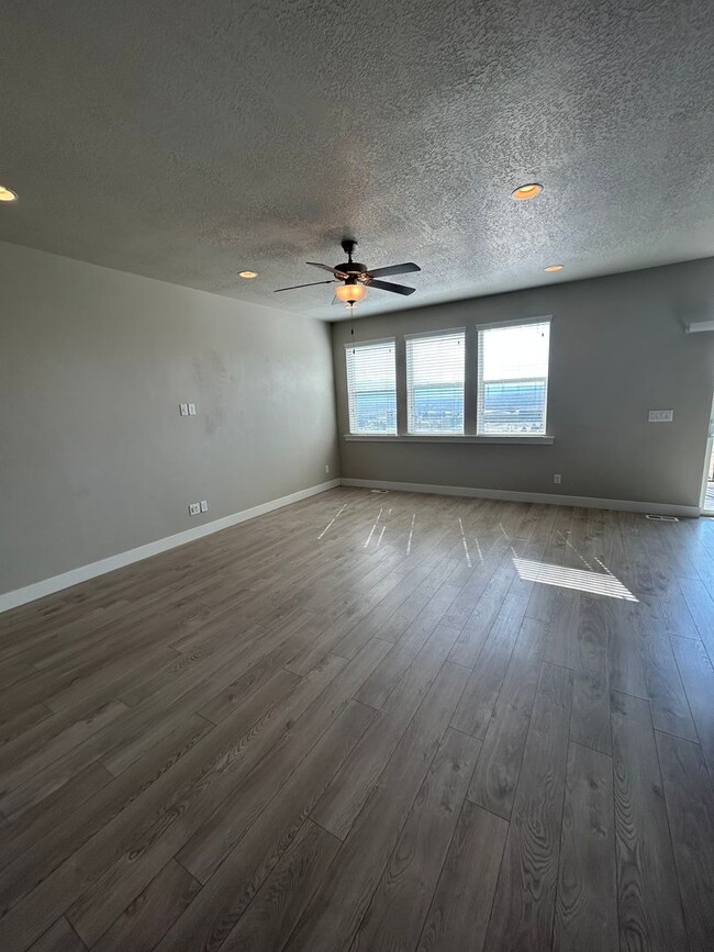 Building Photo - HOLIDAY MOVE-IN SPECIAL - 1st Month Free R...