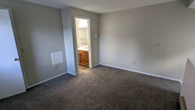 Building Photo - 819 Kerns Dr NE