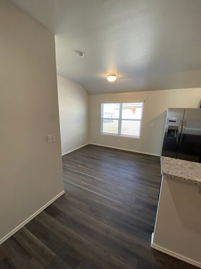 Building Photo - Now Pre-Leasing! Comfortable & Stylish 3-Bed, 2 Bath Home in Yukon