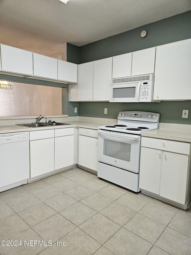 Building Photo - 12311 Kensington Lakes Dr