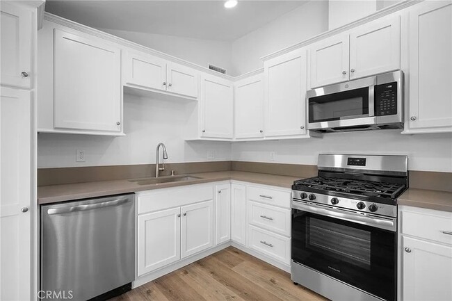 Building Photo - Beautifully renovated 3 bed + 1 bath singl...