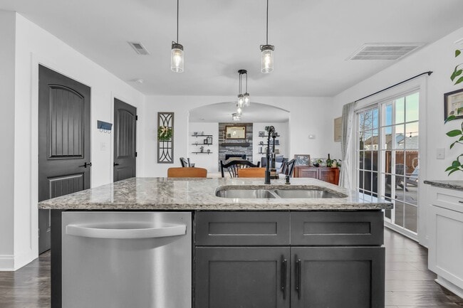 Building Photo - 505 Sourwood Dr