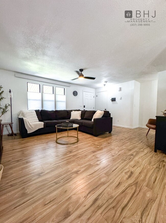 Building Photo - Dog Friendly 2 bed/ 1 bath HOUSE for Rent!
