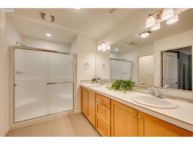 Master Bathroom - 6900 N Montgomery Cir