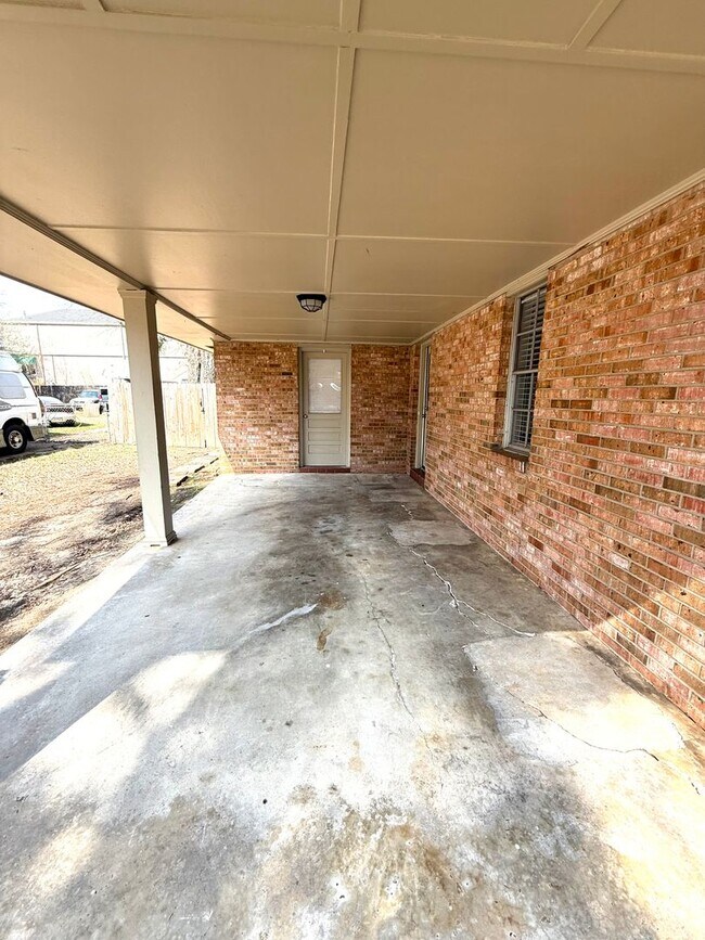 Building Photo - ** 4 Bed 2 Bath located close to Jefferson Davis High ** Call 334-366-9198 for a self showing