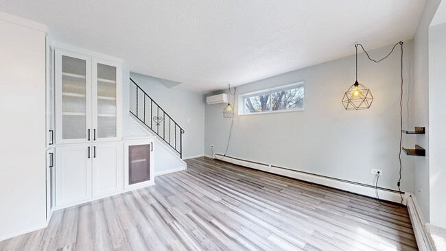 Building Photo - Adorable 2bd/1.5bth Townhome w/1 reserved parking space