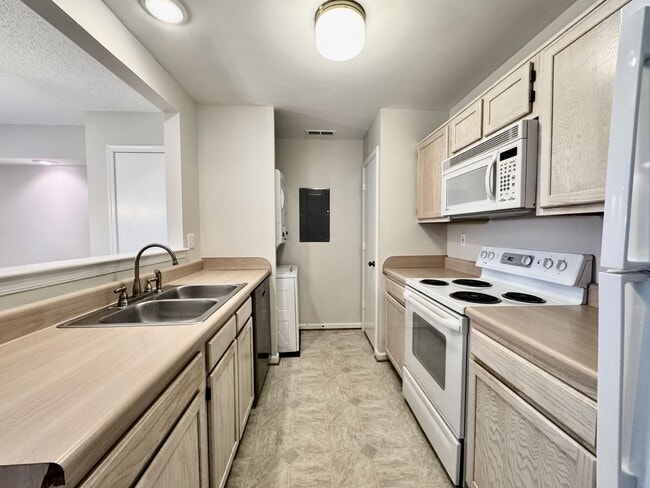 Building Photo - 2-Bedroom Condo Ready NOW! 2 Primary Suite...