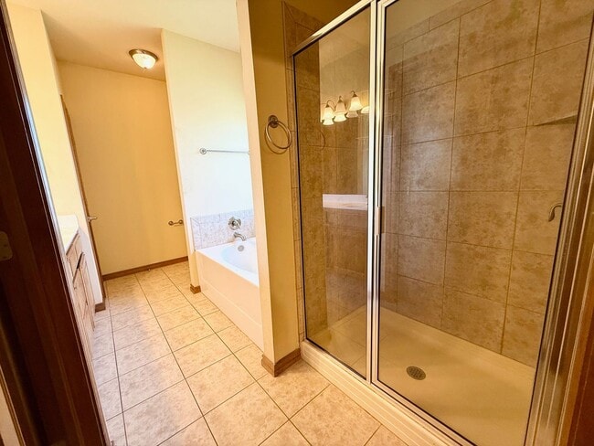 Building Photo - 4 Bed Close to OU
