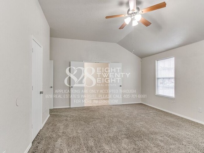 Building Photo - *AVAILABLE NOW!* Spacious 3 Bed/2.5 Bath Duplex Townhome Available in Norman!