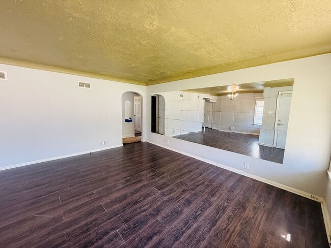 Building Photo - Spacious 3 Bedroom Rental!