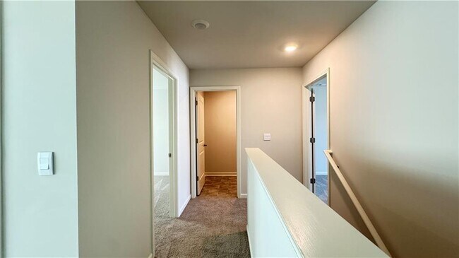 Building Photo - 569 King Vlg
