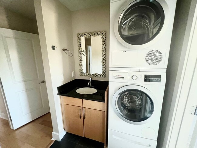 Building Photo - Modern 2BR/2BA Hillcrest Condo with Private Balcony & Amenities