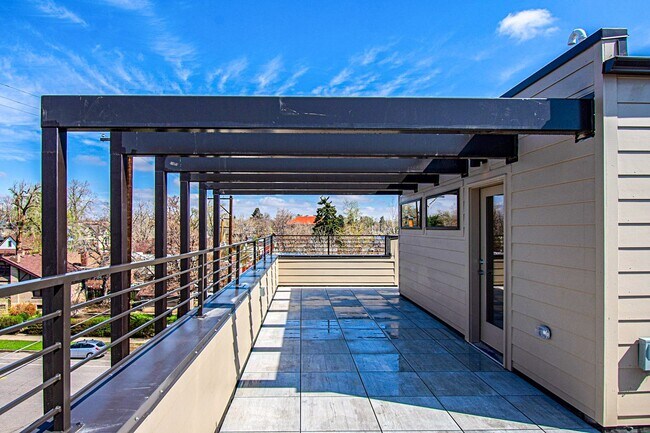 Building Photo - For Rent!  Corner Unit | Modern Townhome |...