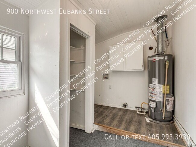 Building Photo - 900 NW Eubanks St