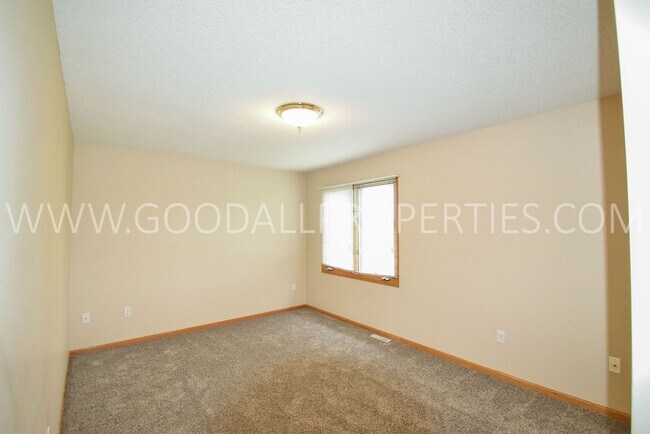 Building Photo - 4 Bedroom 2.5 Bathroom home in Urbandale
