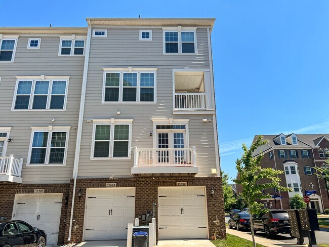 Building Photo - Stunning and Spacious 3 Bed, 2.5 Bath End-...