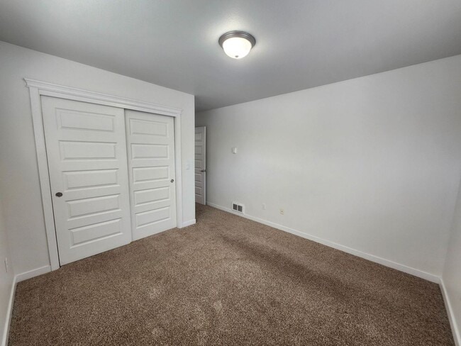 Building Photo - 2 Bed/1.5 Bath Triplex with Attached Garage - Emerson Ave