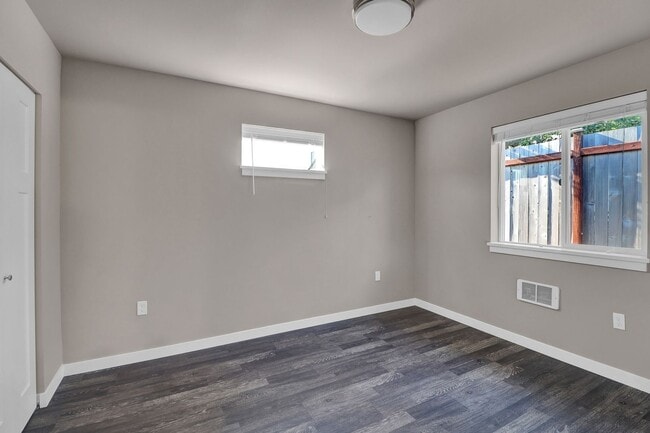 Building Photo - 2 Bed 2 Bath - A/C - Pet Friendly - Excellent Condition