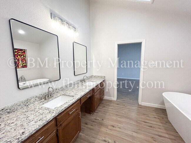 Building Photo - 806 Cresside Ln