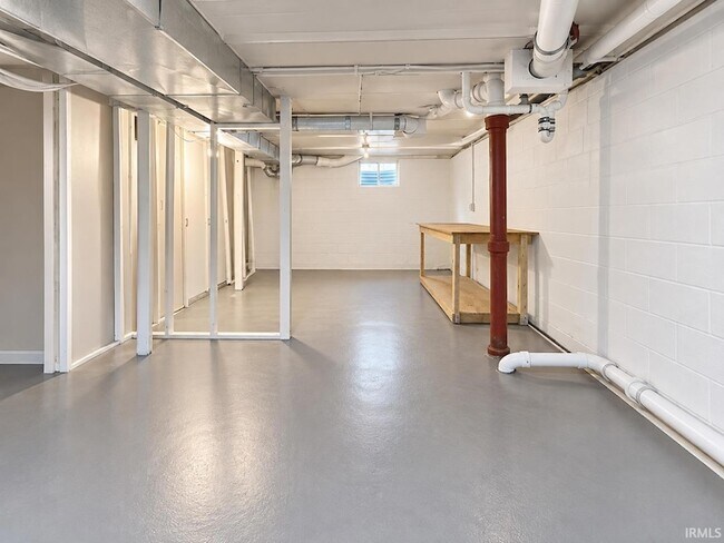 Building Photo - 420 S Mitchell St