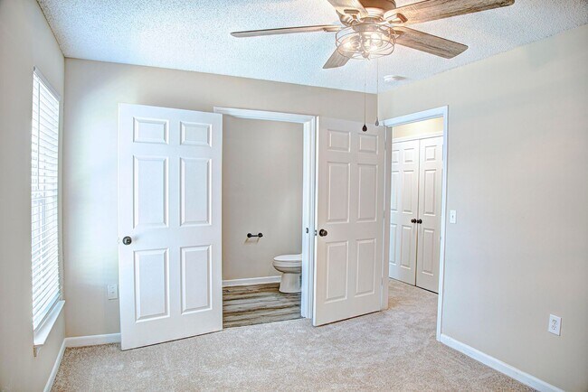 Building Photo - Two bedroom 2 bath apartment available for...