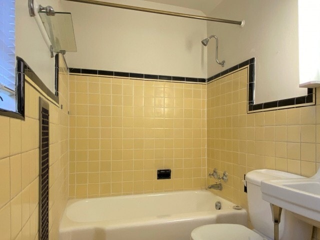Studio Bathroom - Elite Court Apartments