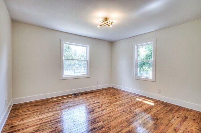 Building Photo - 203 W Cedar St