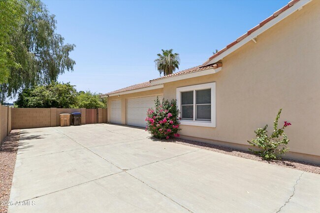 Building Photo - 8611 W Foothill Dr