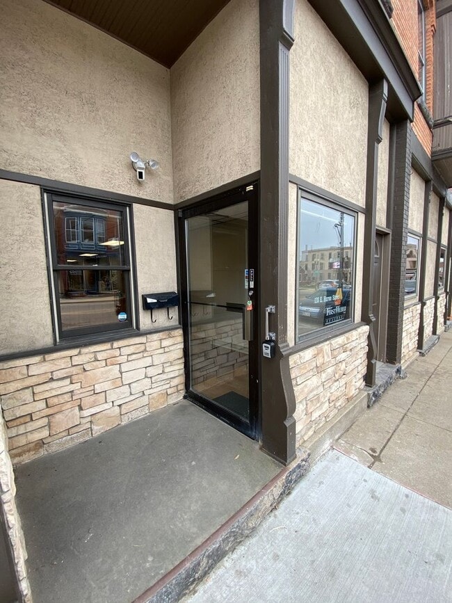 Building Photo - 118/120 E Huron St