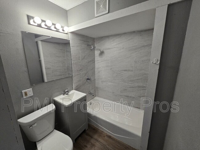 Building Photo - 2478 W Chambers St